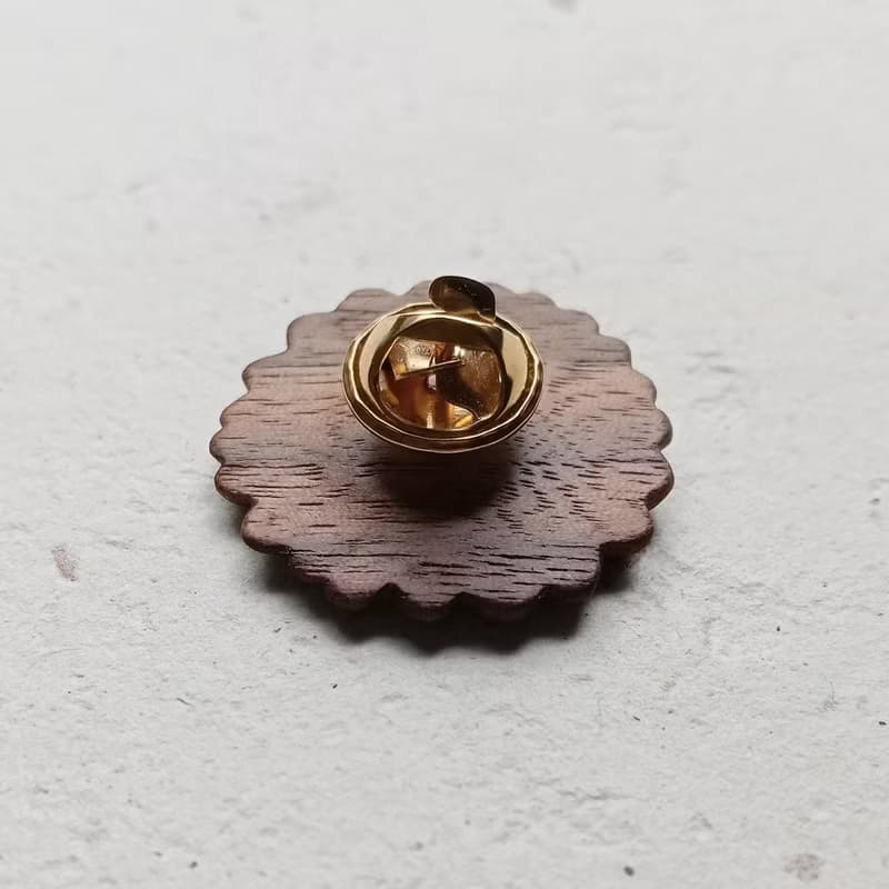巧克力風味  胡桃木小雛菊徽章