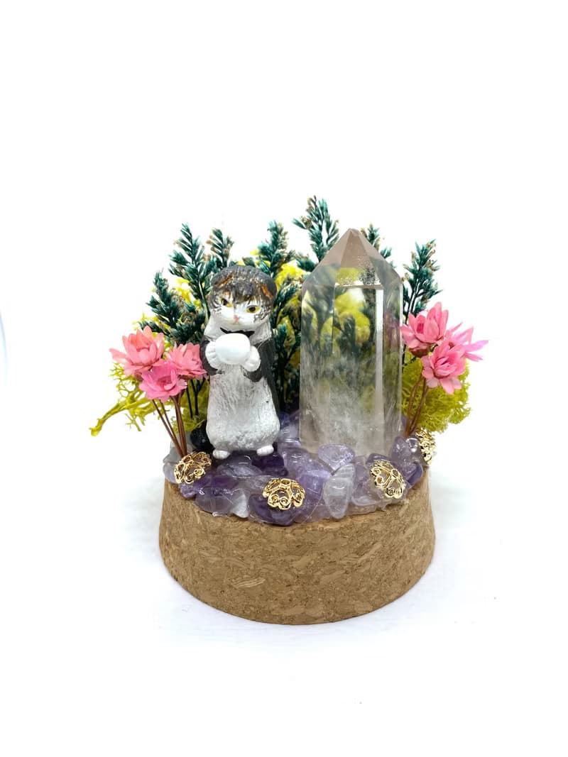 綠色樹林-貓咪與白水晶柱-公仔/水晶/乾燥花玻璃罩擺設