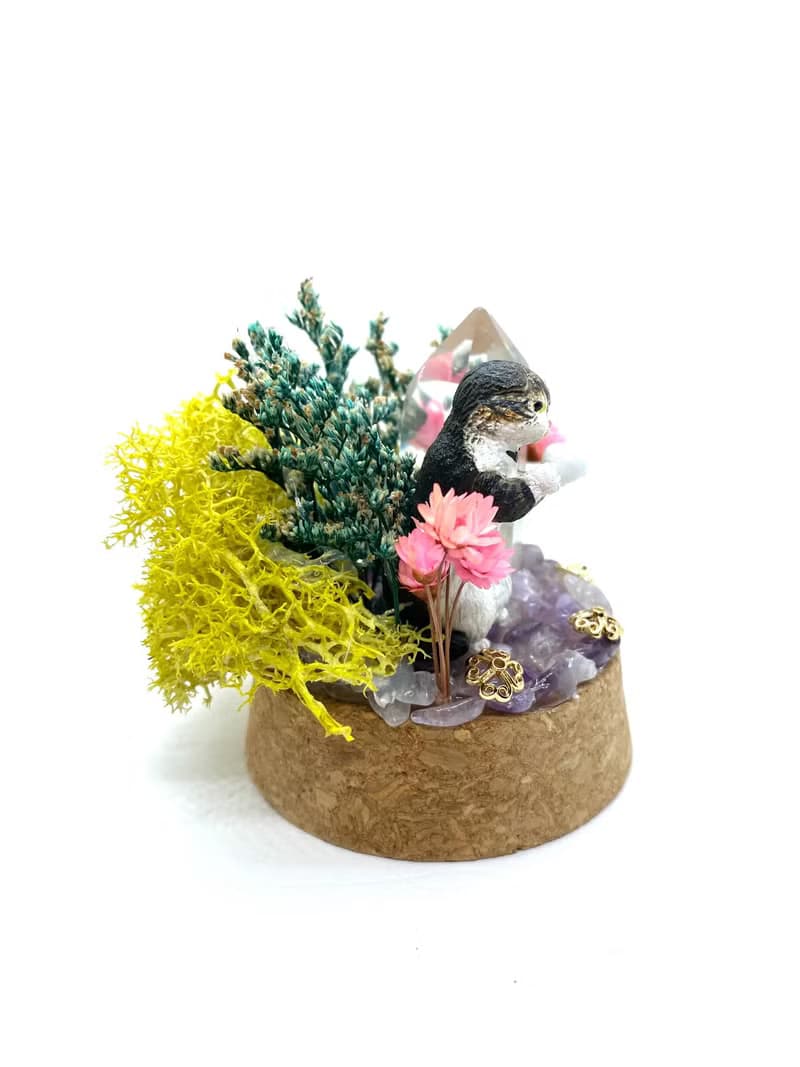 綠色樹林-貓咪與白水晶柱-公仔/水晶/乾燥花玻璃罩擺設