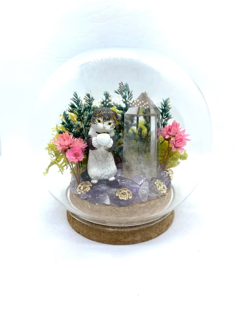 綠色樹林-貓咪與白水晶柱-公仔/水晶/乾燥花玻璃罩擺設