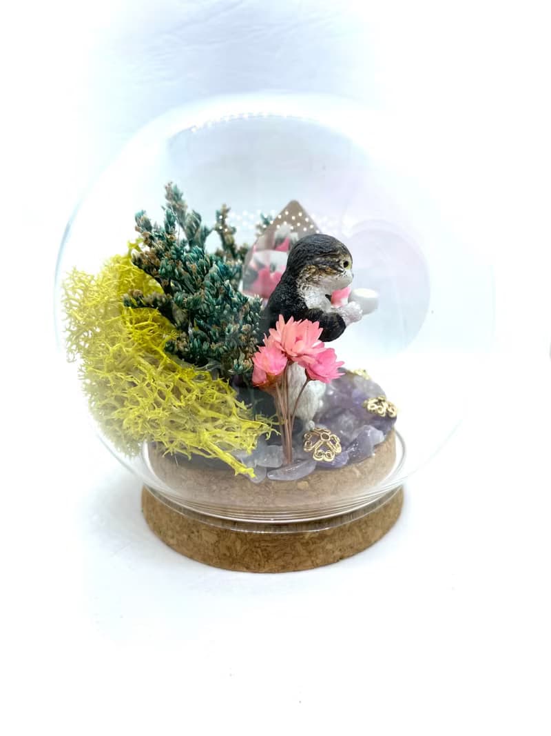 綠色樹林-貓咪與白水晶柱-公仔/水晶/乾燥花玻璃罩擺設