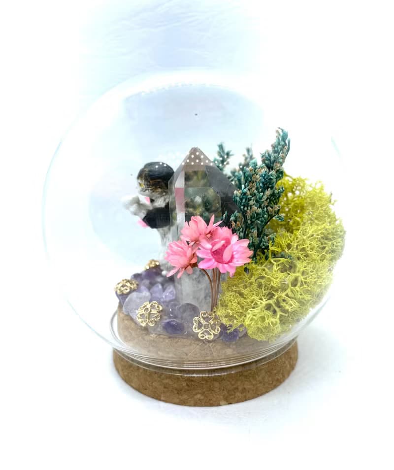 綠色樹林-貓咪與白水晶柱-公仔/水晶/乾燥花玻璃罩擺設