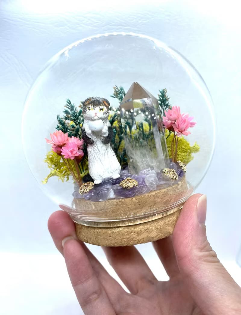 綠色樹林-貓咪與白水晶柱-公仔/水晶/乾燥花玻璃罩擺設