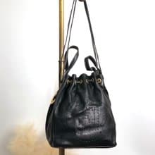 【 日本直送　名牌中古包 】FENDI フェンディ ショルダーバッグ ブラック ロゴ カットアウト レザー 巾着 vintage ヴィンテージ 5bbkpm