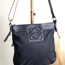 【 日本直送　名牌中古包 】LOEWE ロエベ ショルダーバッグ ブラック アナグラム レザー ナイロン vintage ヴィンテージ オールド x724pv