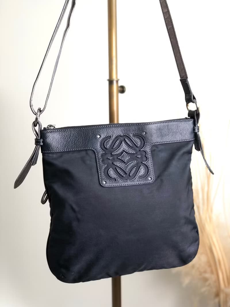 【 日本直送　名牌中古包 】LOEWE ロエベ ショルダーバッグ ブラック アナグラム レザー ナイロン vintage ヴィンテージ オールド x724pv
