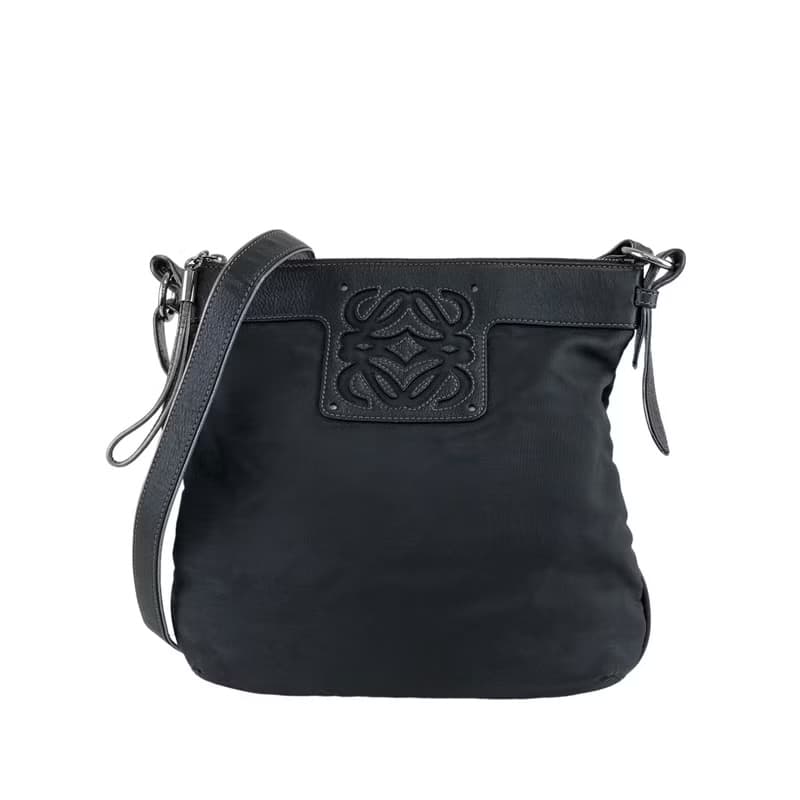 【 日本直送　名牌中古包 】LOEWE ロエベ ショルダーバッグ ブラック アナグラム レザー ナイロン vintage ヴィンテージ オールド x724pv