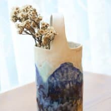 【聖誕節禮物】青綠山水墨色感瓷土手捏提把乾花器侘寂陶藝術層次