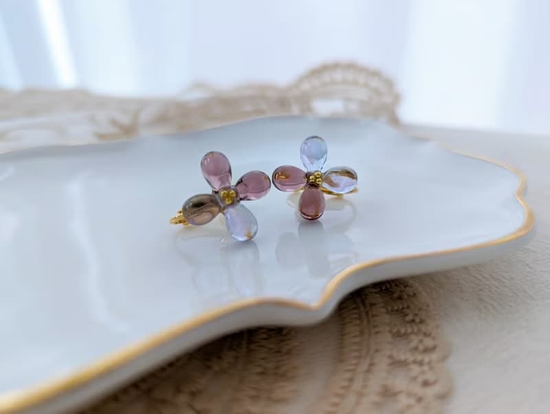 ガラスの大ぶりフラワーピアス　イヤリング　紫陽花　フラワー　お花　パープル