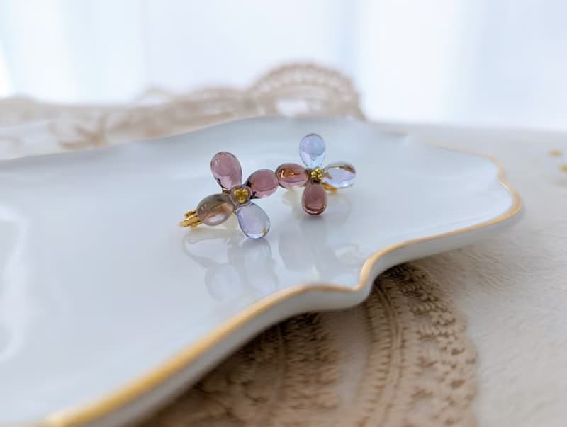 ガラスの大ぶりフラワーピアス　イヤリング　紫陽花　フラワー　お花　パープル