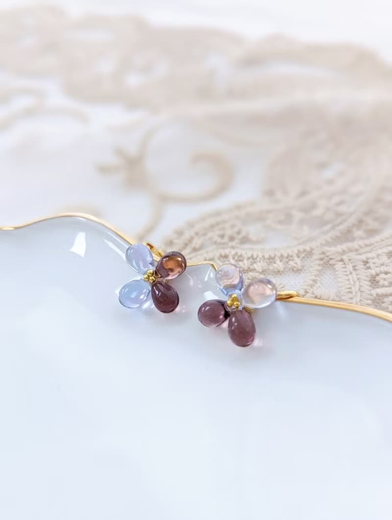 ガラスの大ぶりフラワーピアス　イヤリング　紫陽花　フラワー　お花　パープル