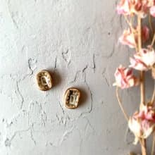 小さなビスケットのような 絵付 陶器 金継ぎ ピアス イヤリング ノンホールピアス 小さい 小ぶり シンプル 焦げ茶 ブラウン 茶色 茶 ゴールド 金 ギフト