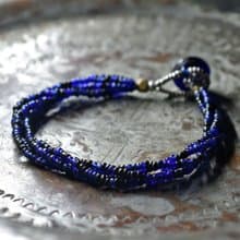 アンティークブルーとブラックシードビーズの4連ブレス　カカンバ留め金