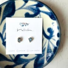 【再販】小さな 金継ぎ シー陶器 ピアス ノンホールピアス イヤリング 青 白 水色 ブルー ホワイト ゴールド 金 小ぶり 小さい 和モダン シンプル ギフト