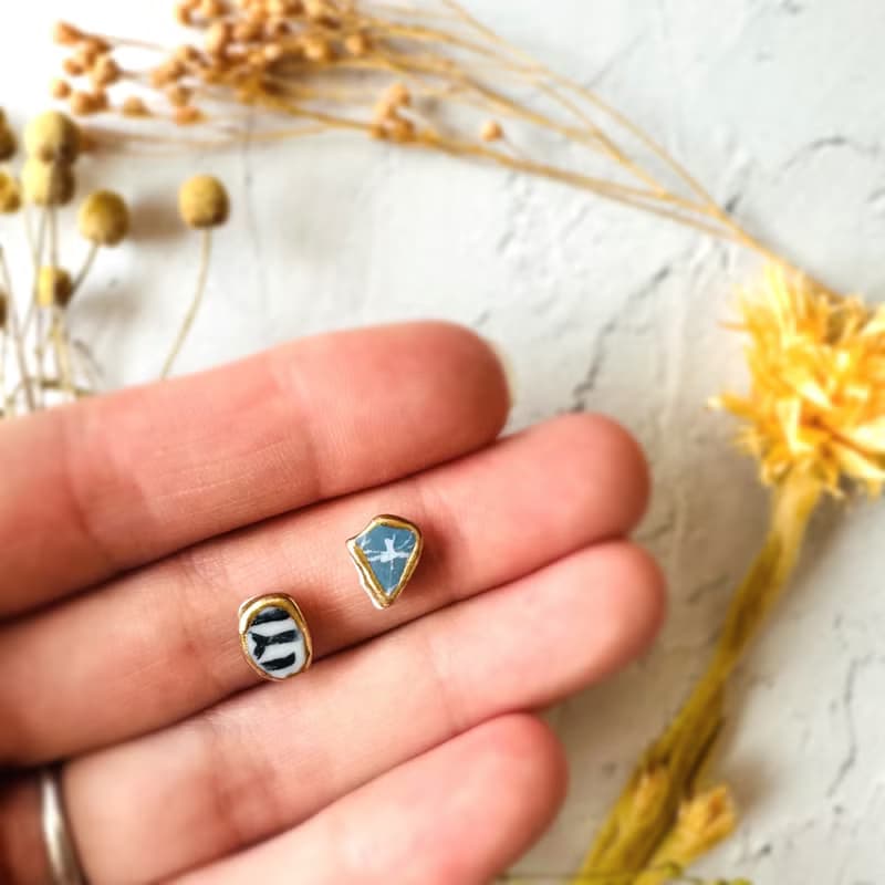 【再販】小さな 金継ぎ シー陶器 ピアス ノンホールピアス イヤリング 青 白 水色 ブルー ホワイト ゴールド 金 小ぶり 小さい 和モダン シンプル ギフト
