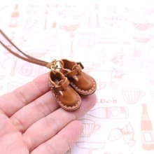 小さな革サボシューズのネックレス｜チョコ