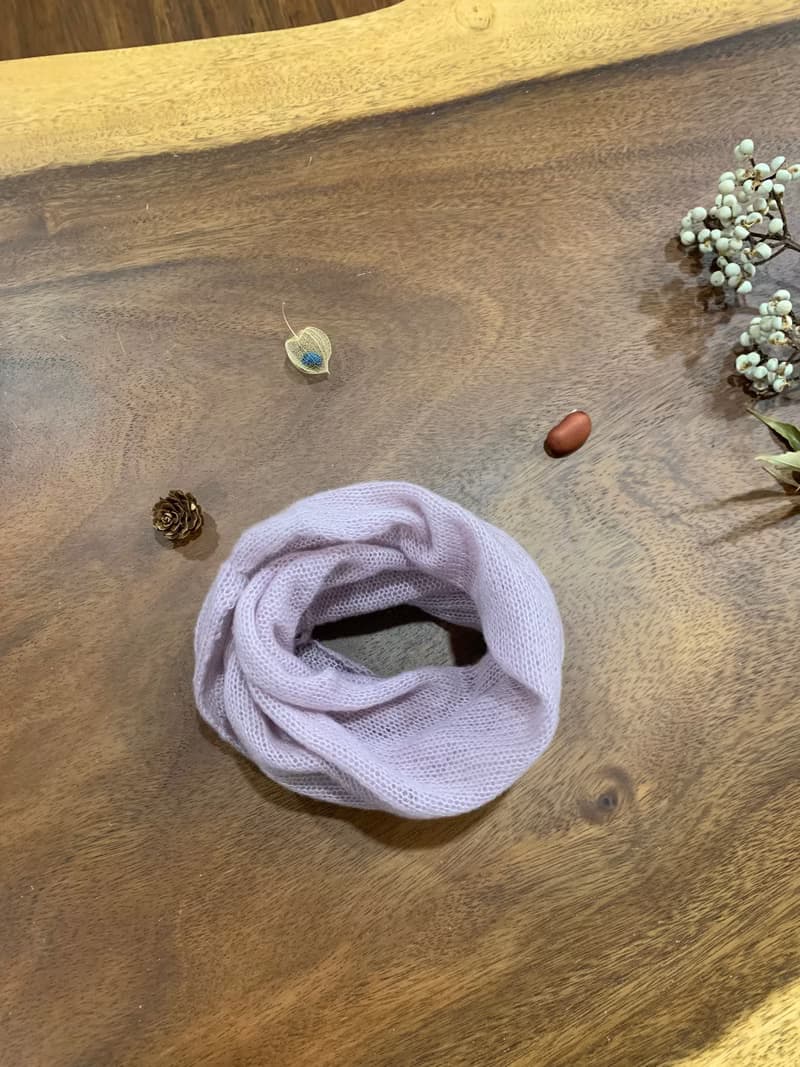 淺粉蟬翼圍脖。高檔羊毛圍巾。優質的輕柔。約25g。可繞2圈