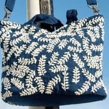 手縫純棉布側背包/刺繡斜背包/刺繡肩背包/indigo手縫藍染包-花朵