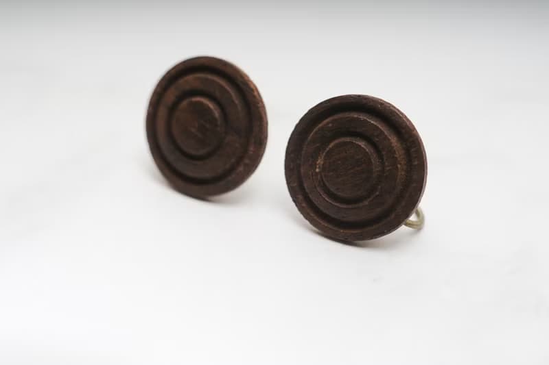 【老飾品/西洋老件】VINTAGE咖啡色木頭圓形花紋古著夾式耳環