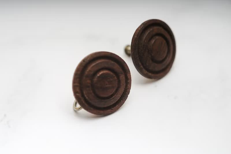 【老飾品/西洋老件】VINTAGE咖啡色木頭圓形花紋古著夾式耳環
