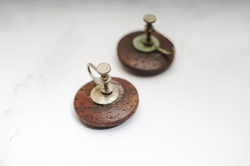 【老飾品/西洋老件】VINTAGE咖啡色木頭圓形花紋古著夾式耳環