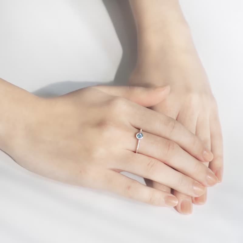 冰煦 | 瑞士藍拓帕石 單鑽包鑲 簡約 925純銀戒指 線戒 細戒指