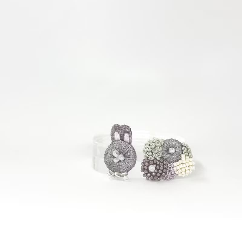 | 茷 | 耳針/耳夾 | #158 | 手刺繡阿兔與花花紫色系不對稱耳環
