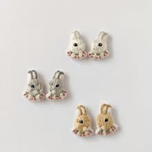 さくらんぼの襟うさぎ　刺繍ピアス/イヤリング