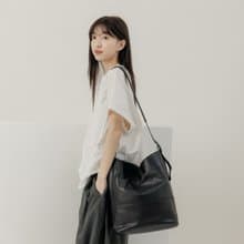 supportingrole 真皮極簡鬆散都會肩側背包 黑