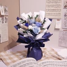 【中型永生玫瑰花束】— 紳士藍花束