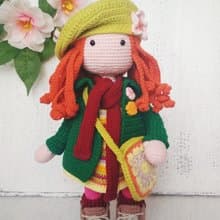 钩针霍道夫娃娃。 内部蒂尔达娃娃. 娃娃是她的礼物. Amigurumi
