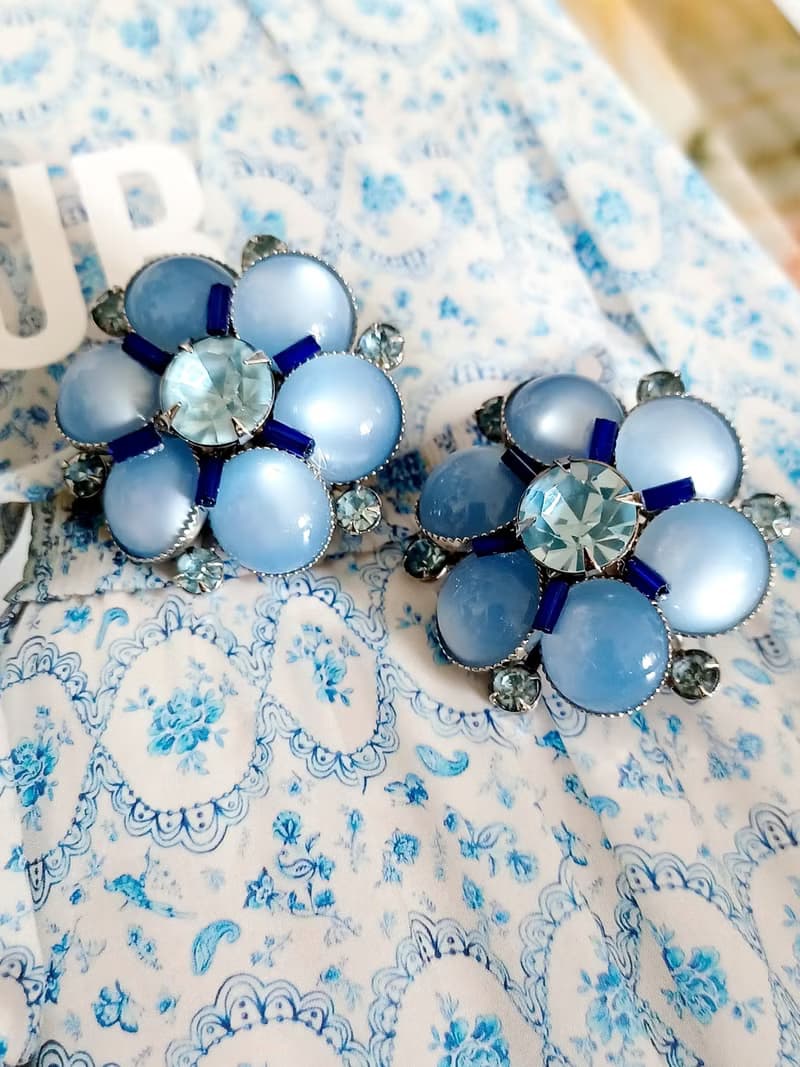 vintage jewelry Judy Lee  經典淡藍仿月光石花卉 夾式耳環