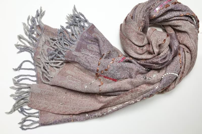 【精品禮盒】釘珠喀什米爾水煮羊毛刺繡圍巾披肩溫柔霧灰紫百搭