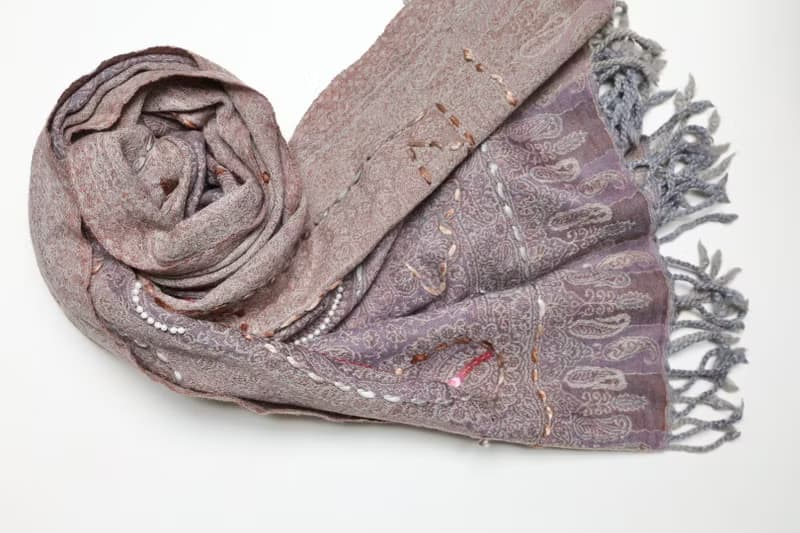 【精品禮盒】釘珠喀什米爾水煮羊毛刺繡圍巾披肩溫柔霧灰紫百搭