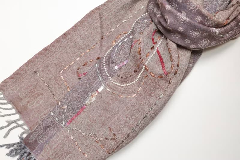 【精品禮盒】釘珠喀什米爾水煮羊毛刺繡圍巾披肩溫柔霧灰紫百搭