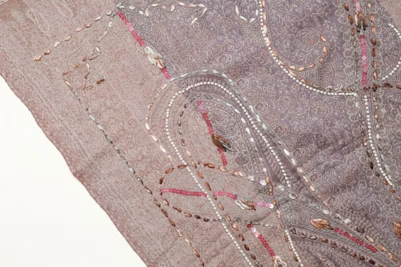 【精品禮盒】釘珠喀什米爾水煮羊毛刺繡圍巾披肩溫柔霧灰紫百搭