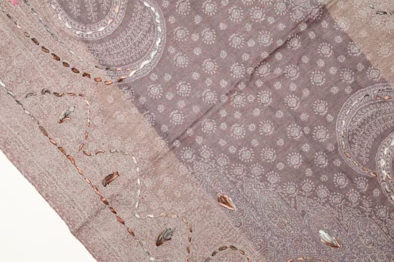 【精品禮盒】釘珠喀什米爾水煮羊毛刺繡圍巾披肩溫柔霧灰紫百搭