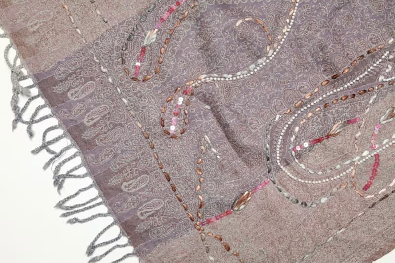 【精品禮盒】釘珠喀什米爾水煮羊毛刺繡圍巾披肩溫柔霧灰紫百搭