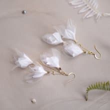 Eurus 純白祝福語三花雙鍊耳勾式耳環