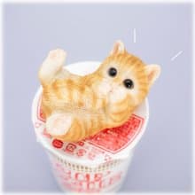 デバリエ 【正規品】猫の置物 サバトラ 茶トラ カップラーメン マグネット レジン製 ギフト かわいい 誕生日プレゼント  (もふもふy)cb019