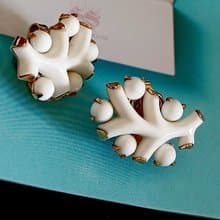 vintage jewelry Trifari 典雅牛奶玻璃仿珊瑚 夾式耳環