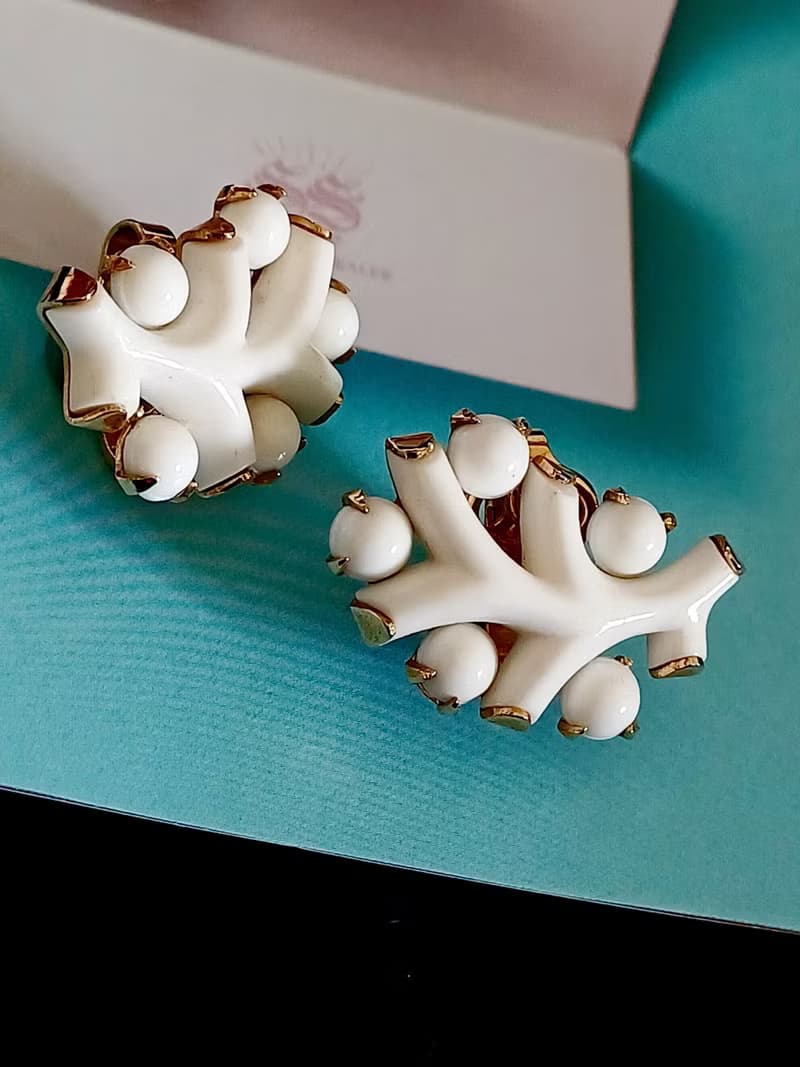 vintage jewelry Trifari 典雅牛奶玻璃仿珊瑚 夾式耳環