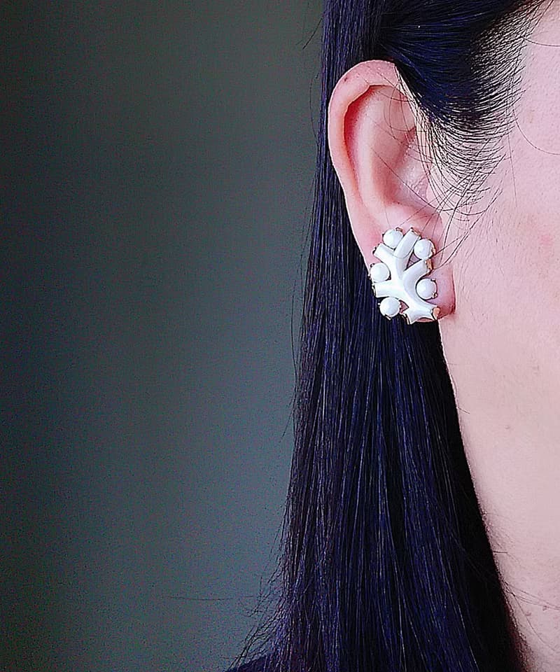 vintage jewelry Trifari 典雅牛奶玻璃仿珊瑚 夾式耳環
