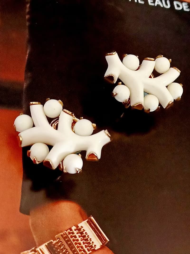 vintage jewelry Trifari 典雅牛奶玻璃仿珊瑚 夾式耳環
