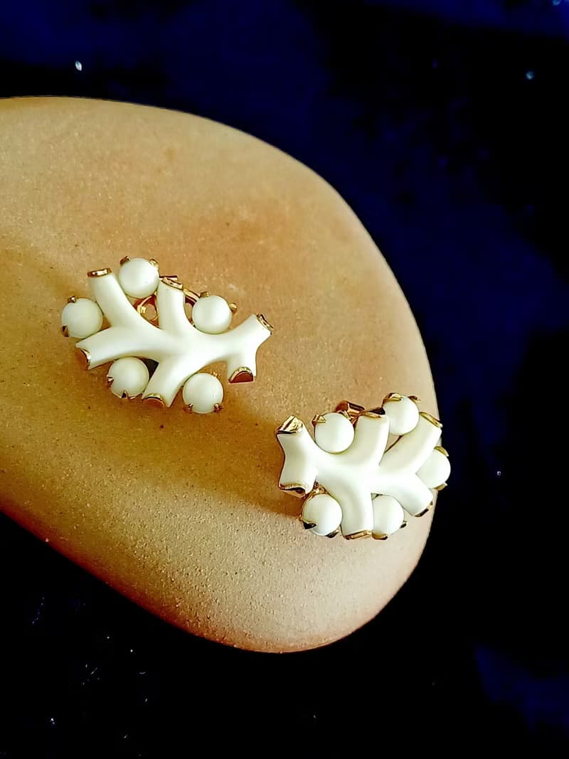 vintage jewelry Trifari 典雅牛奶玻璃仿珊瑚 夾式耳環