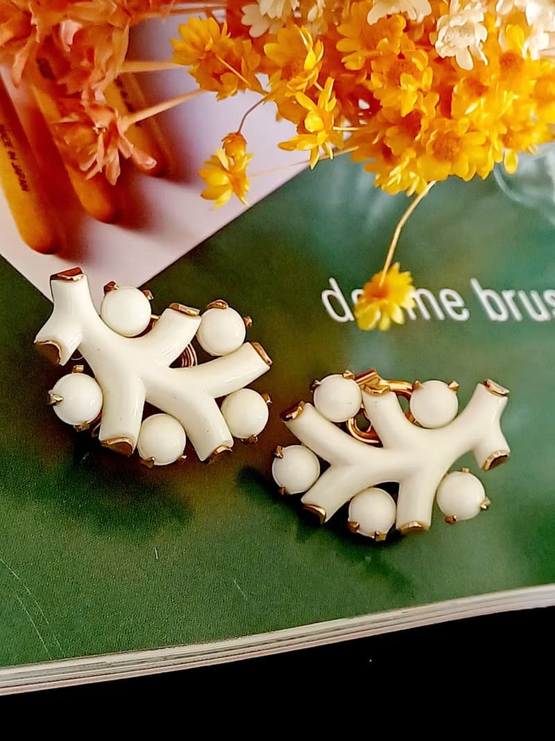 vintage jewelry Trifari 典雅牛奶玻璃仿珊瑚 夾式耳環