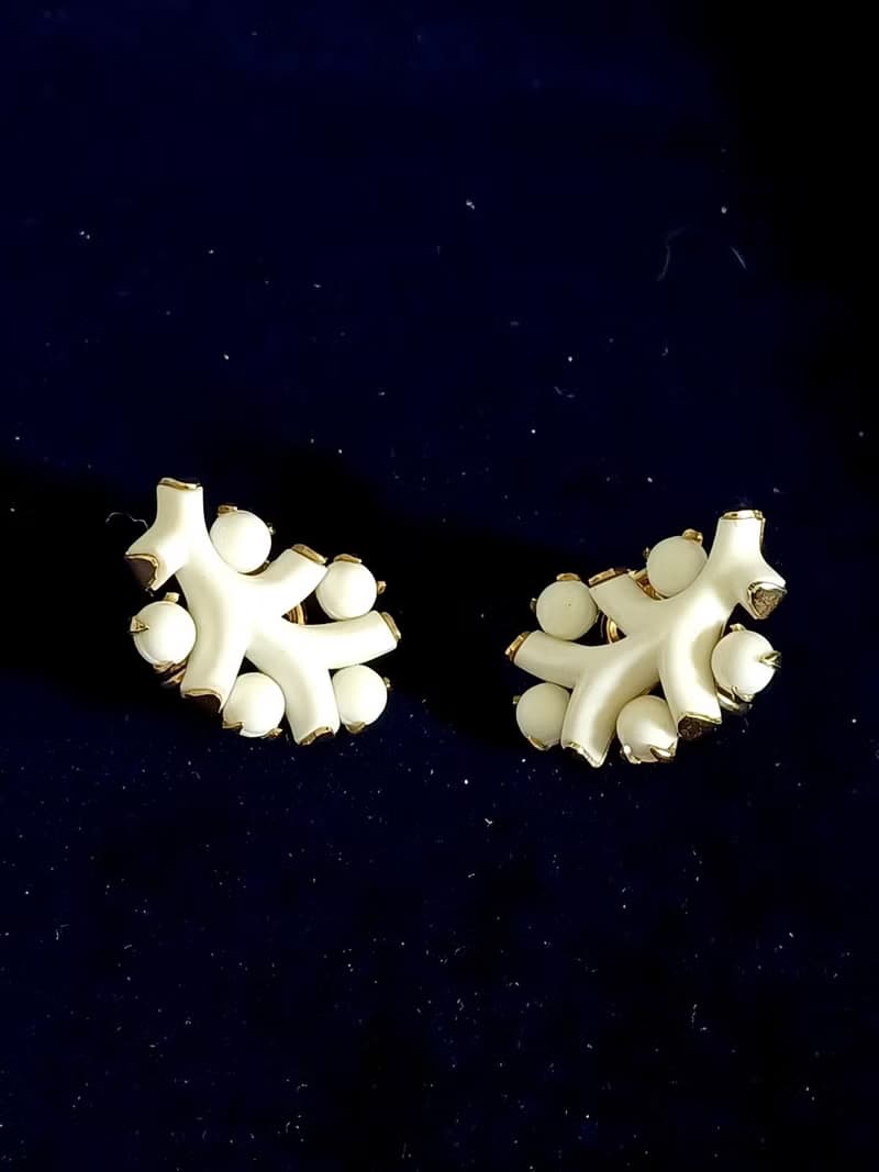 vintage jewelry Trifari 典雅牛奶玻璃仿珊瑚 夾式耳環