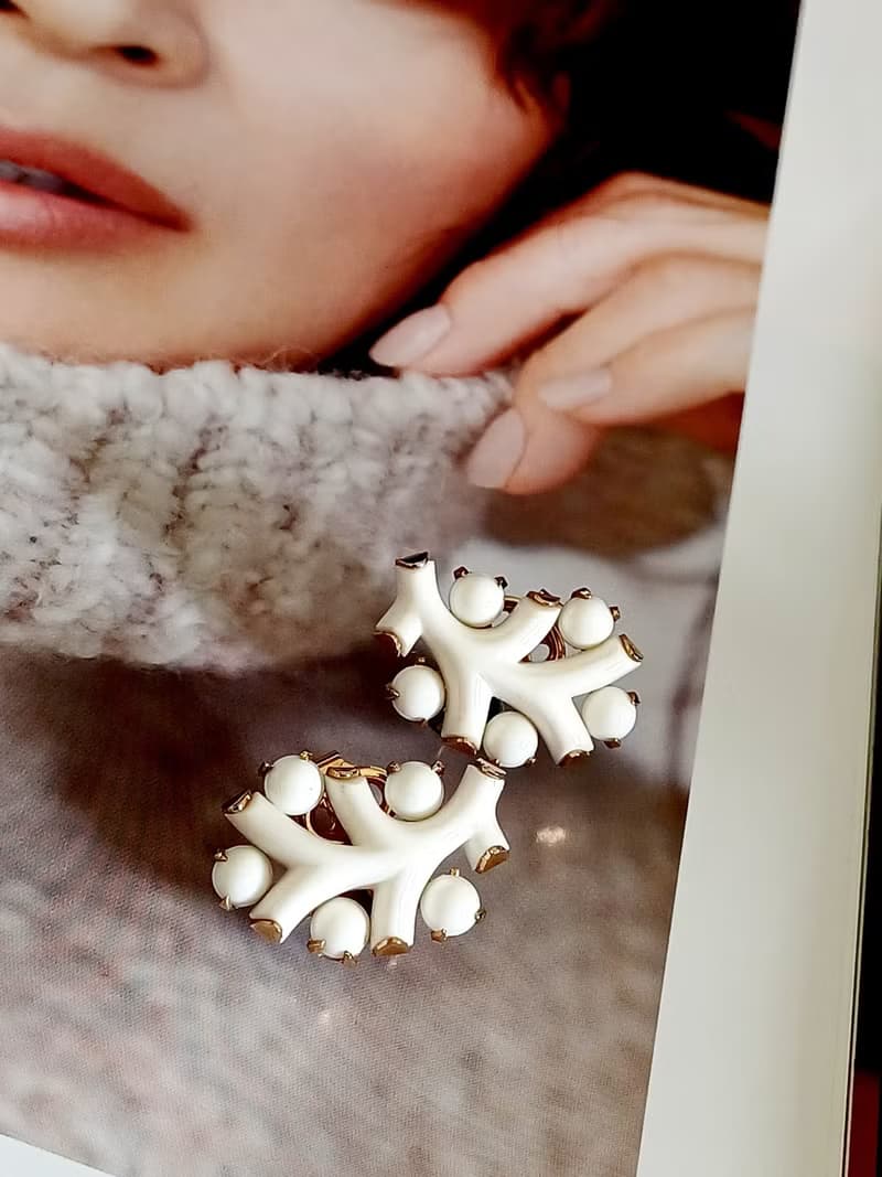 vintage jewelry Trifari 典雅牛奶玻璃仿珊瑚 夾式耳環