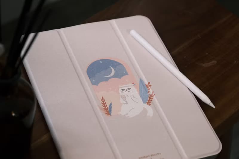 淡奶茶色 美貓女厭世貓 防摔皮革IPAD保護套 三折款 附筆槽位