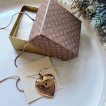 美國西洋古董飾品/ AVON玫瑰花紋仿紅寶石愛心吊墜/項鍊